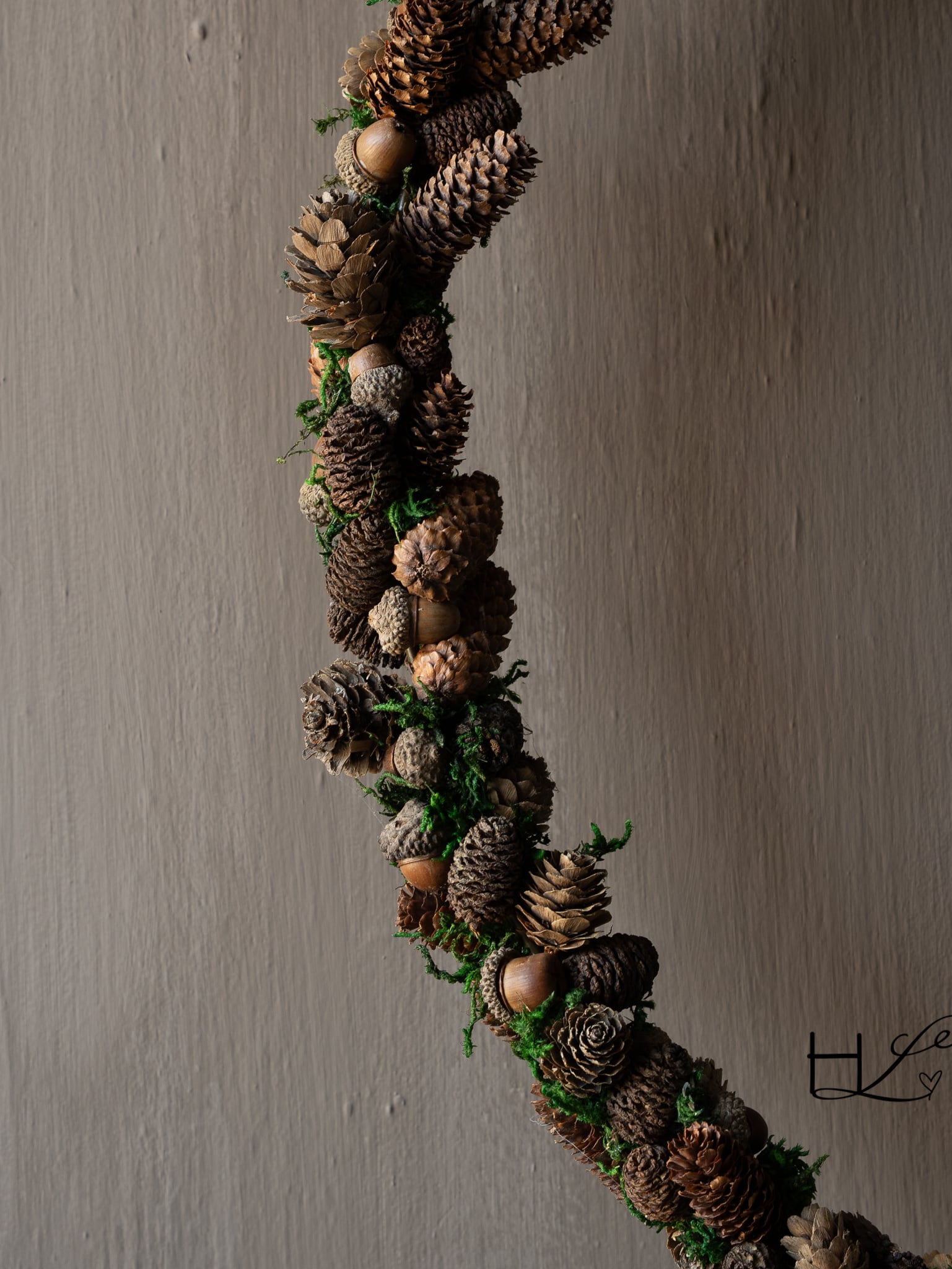 Natural wreath with pine cone, alder, acorn and moss – 65 cm-1
