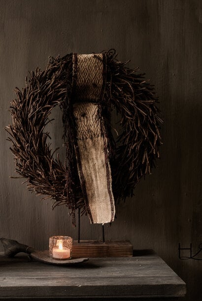 Rotan krans op houten voet