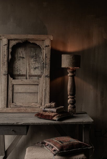 Stoer  houten  Luik uit oud gebouw in India