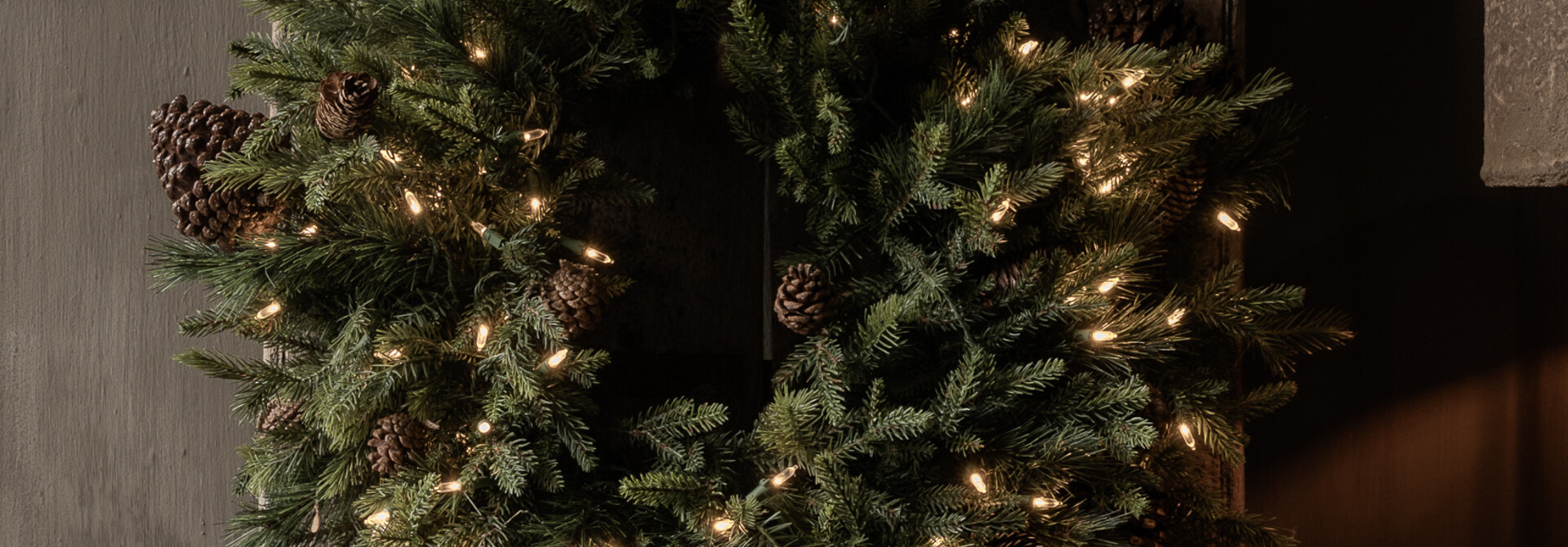 Luxury artificial Christmas wreath with pine cones & LED lighting – Ø75 cm