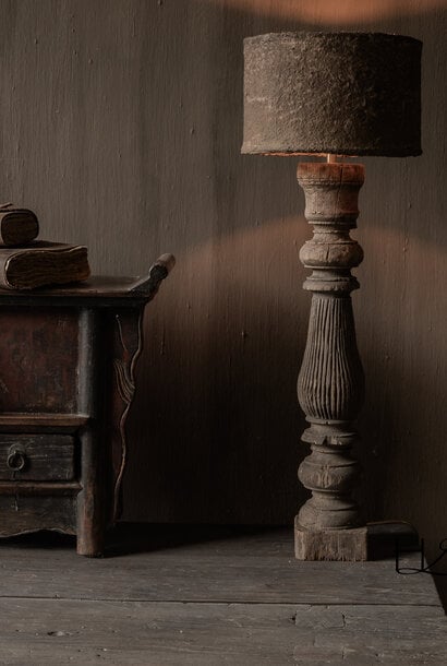 Aura Peeperkorn Authentieke oude houten balusterlamp uit India – uniek exemplaar