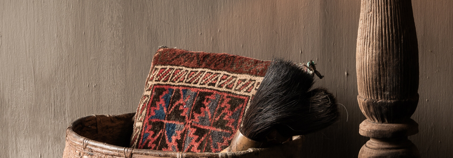 Originaler Vintage-Korb aus Rattanweide und Ton