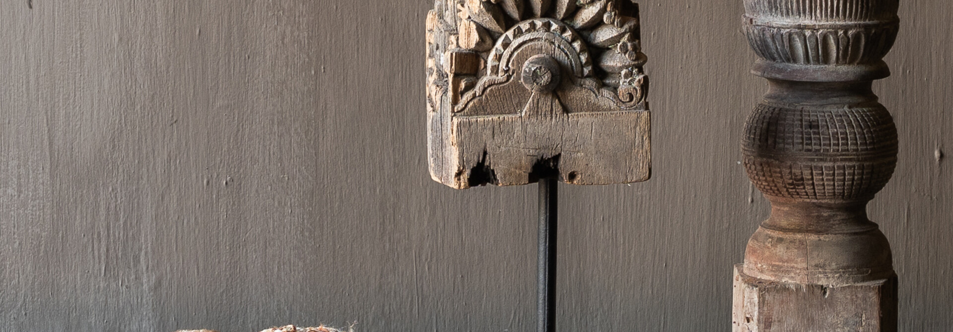 Altes, einzigartiges Ornament auf einem Eisensockel