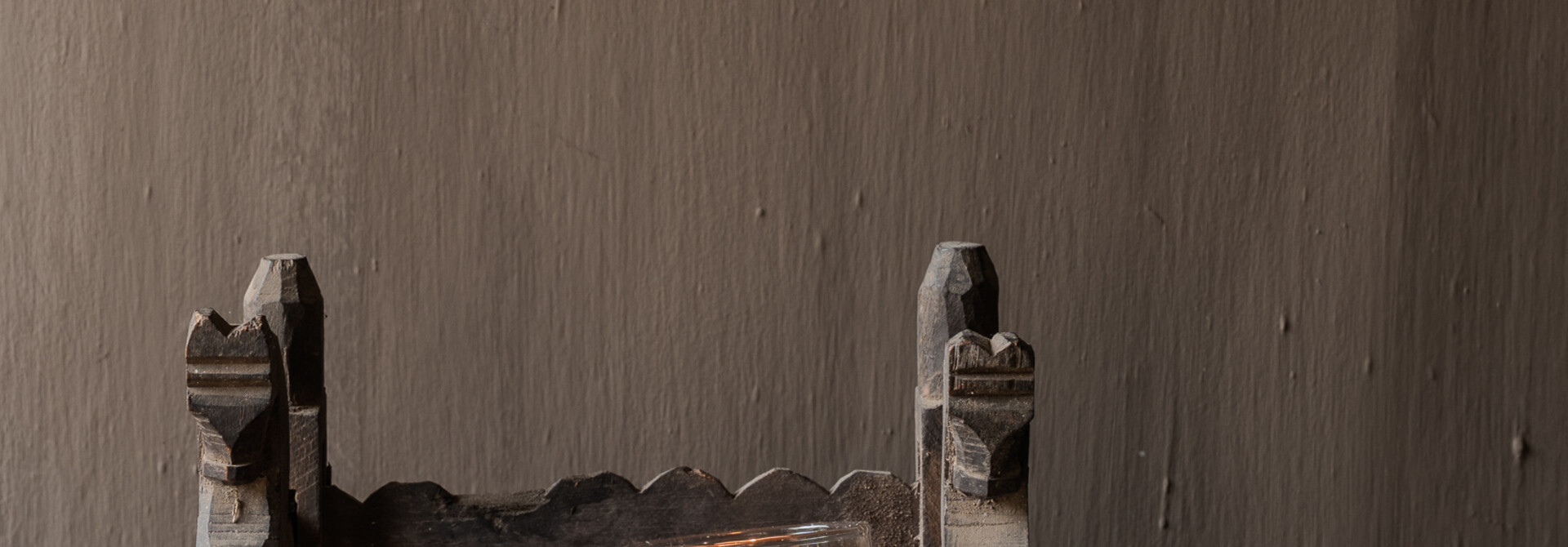 Einzigartiger antiker Tempeltisch aus Holz