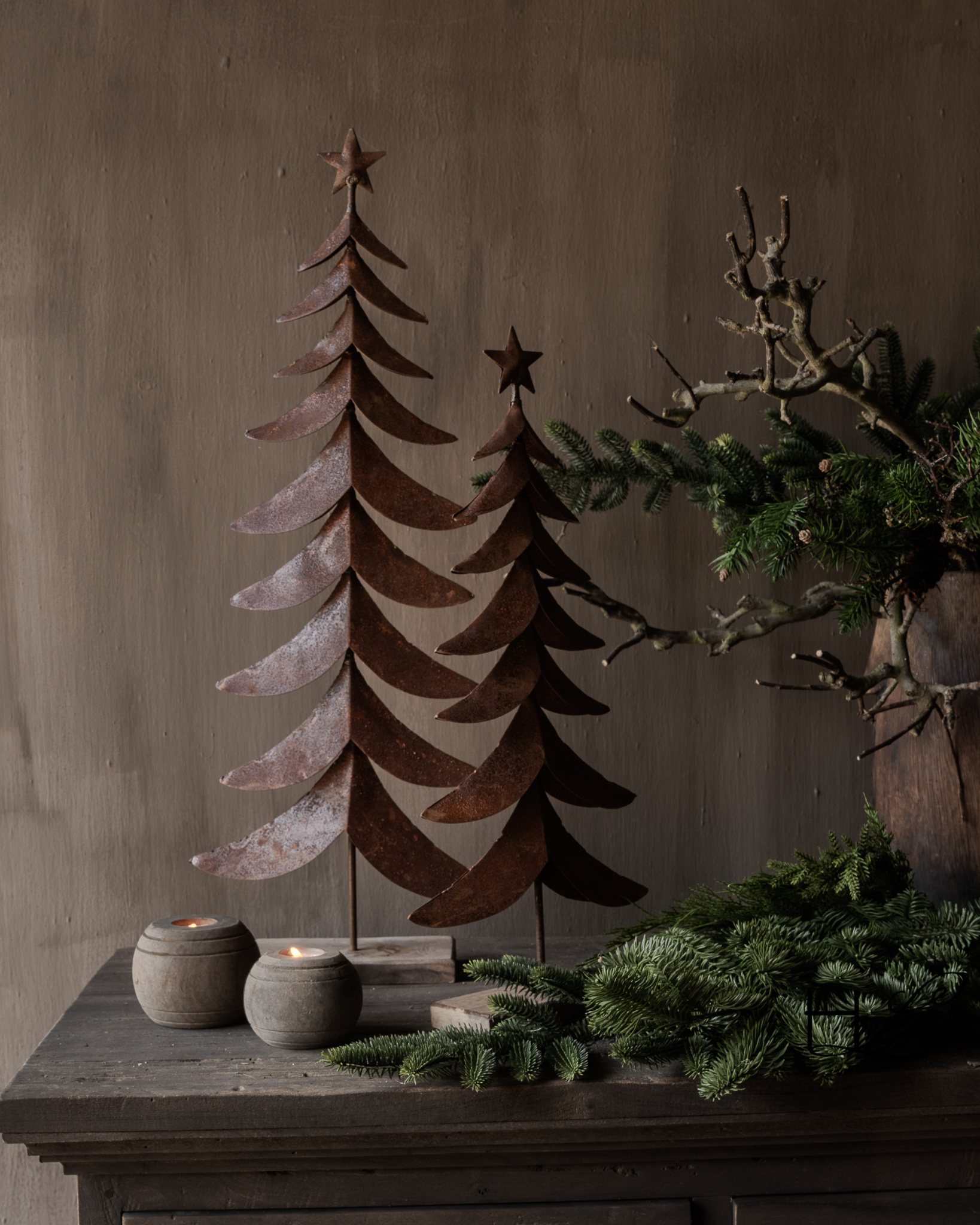 Roest ijzeren kerstboompjes op houten voetje-7