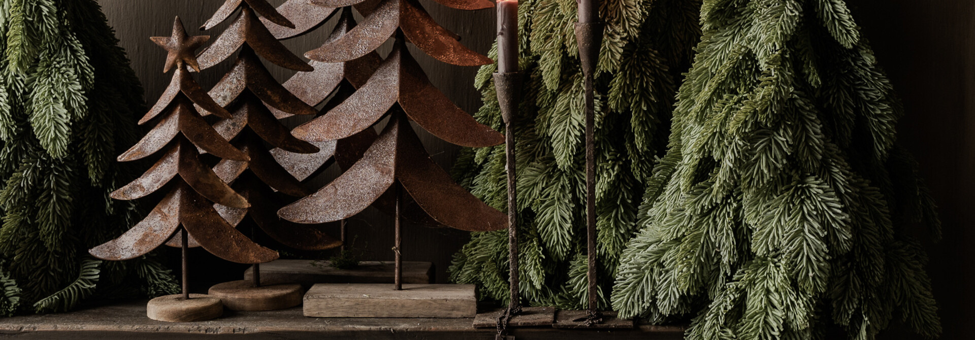 Roest ijzeren kerstboompjes op  houten voetje