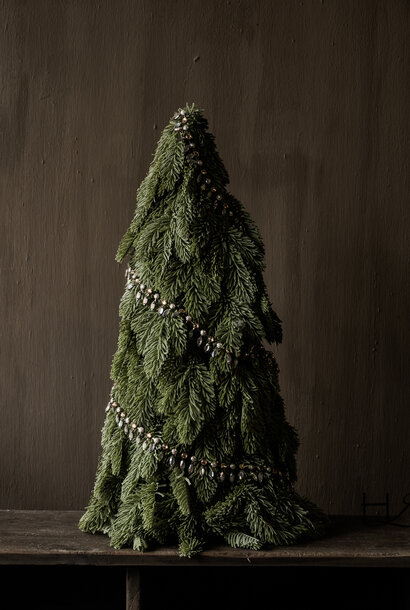 Atmospheric girly in a calm, warm look.