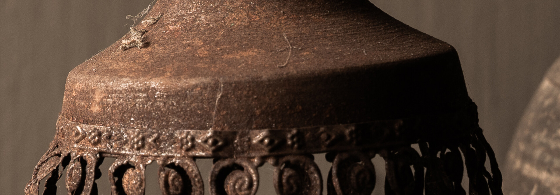 Rostfarbenes, durchbrochenes Metallornament – Hängedekoration