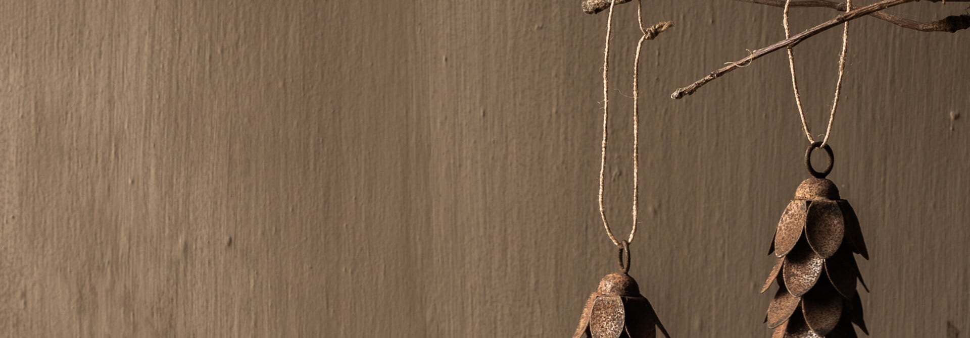 Dennenappel hanger roest – metalen decoratie | Signature Collection