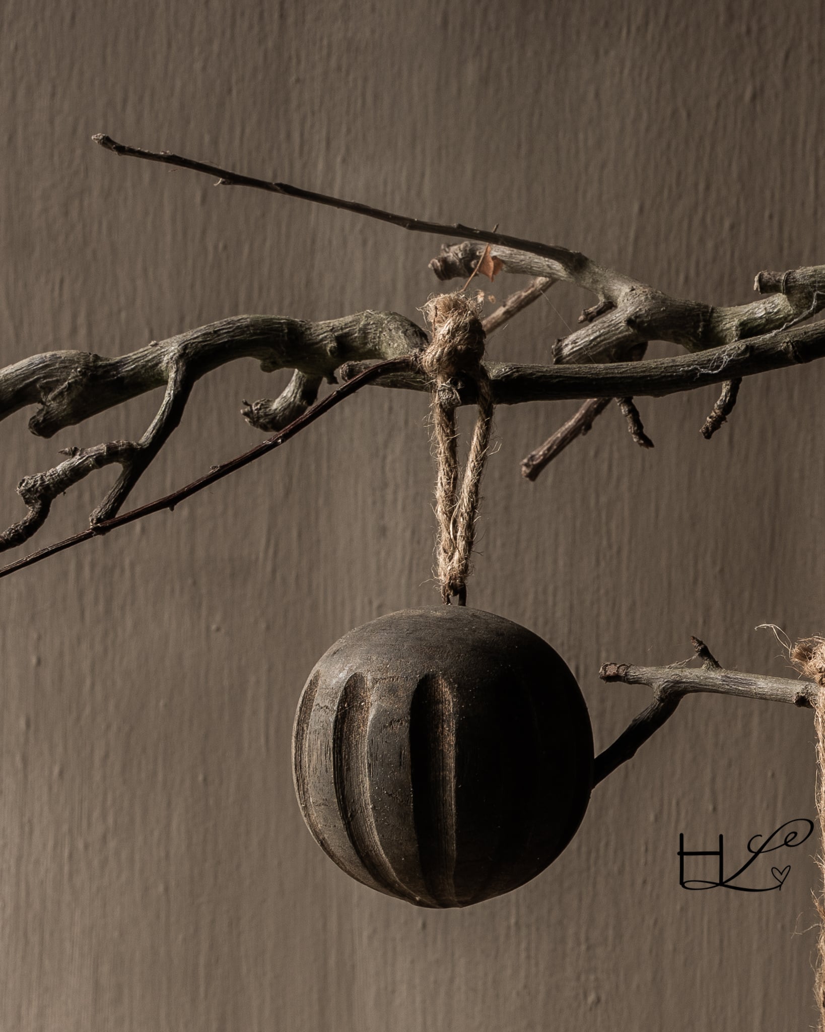 Dekorative Holzkugel mit Rippenmuster-2