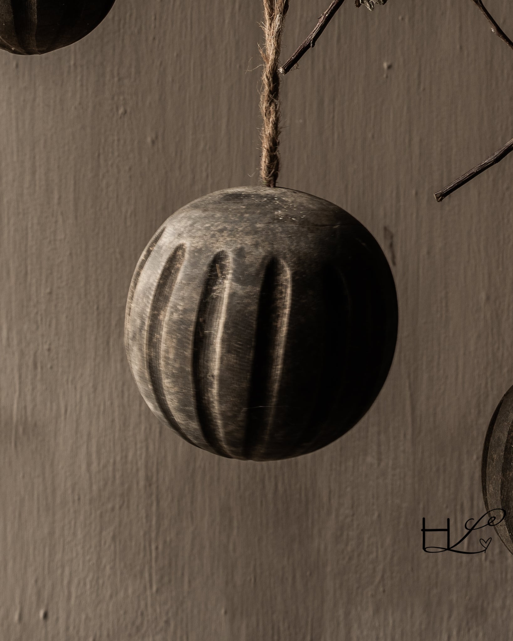 Dekorative Holzkugel mit Rippenmuster-3