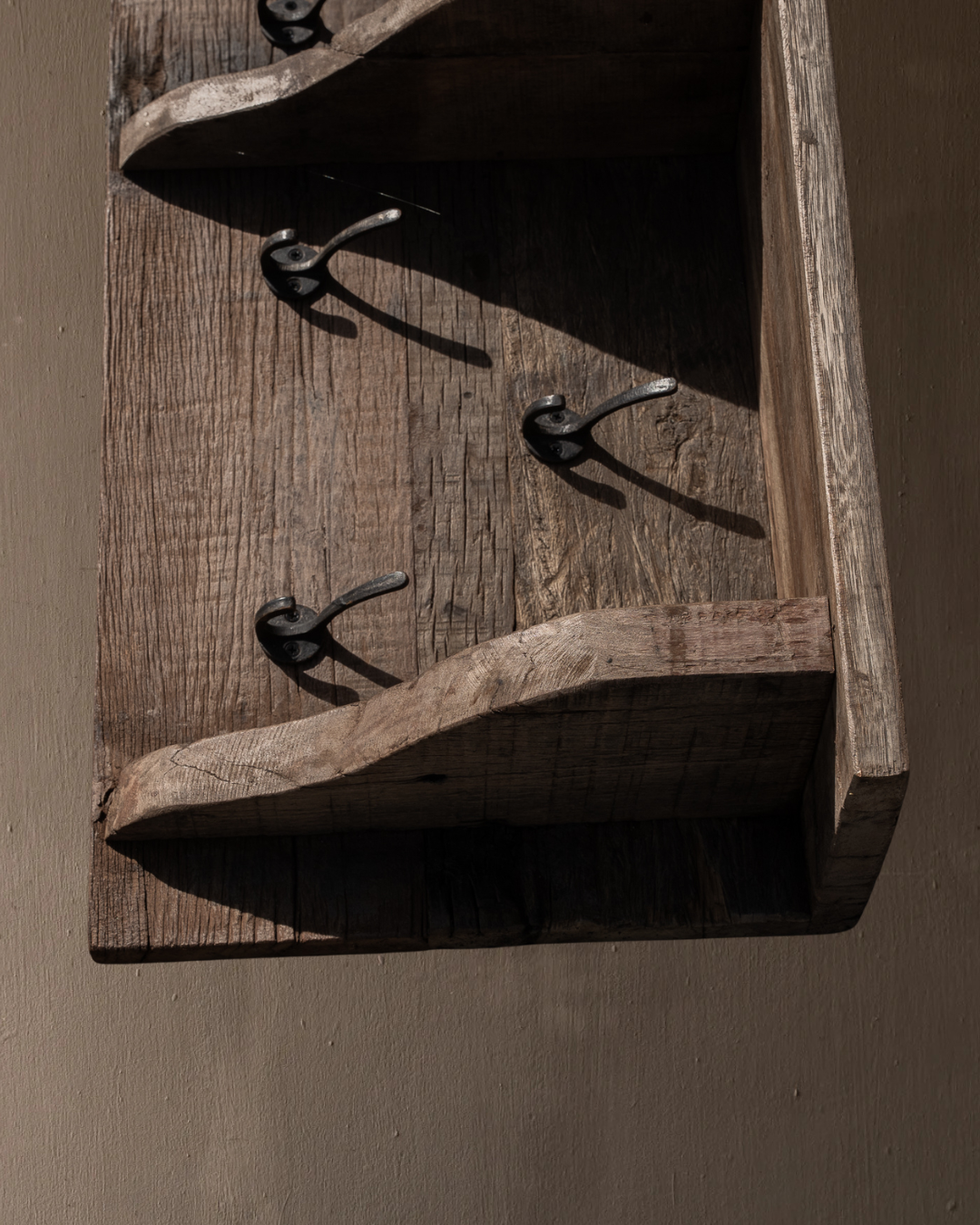 Kapstok / Wand console gemaakt van oud gebruikt hout met ijzeren haken-3