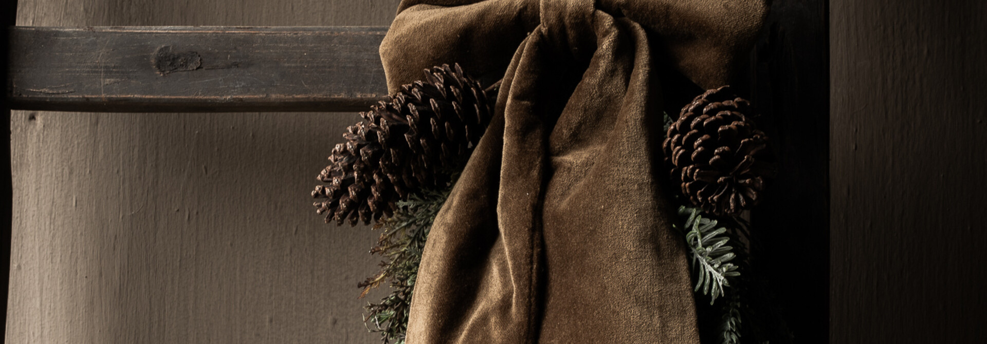 Brown velvet Christmas bow – 20 × 40 cm