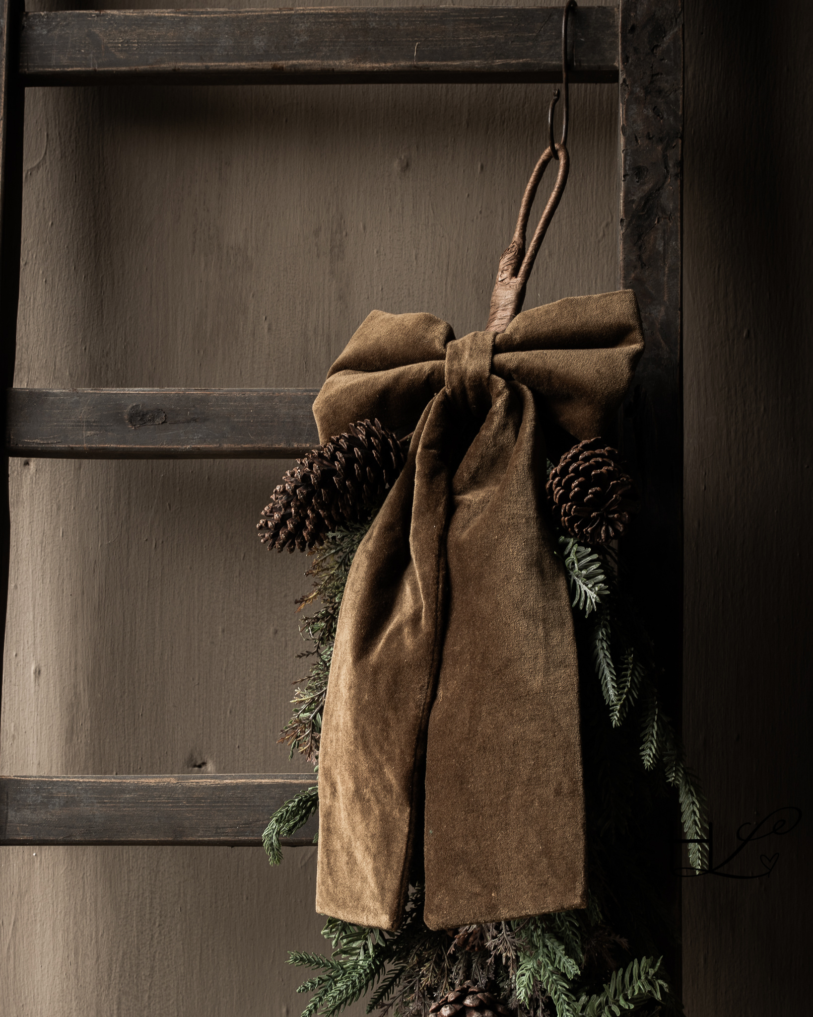 Brown velvet Christmas bow – 20 × 40 cm-1
