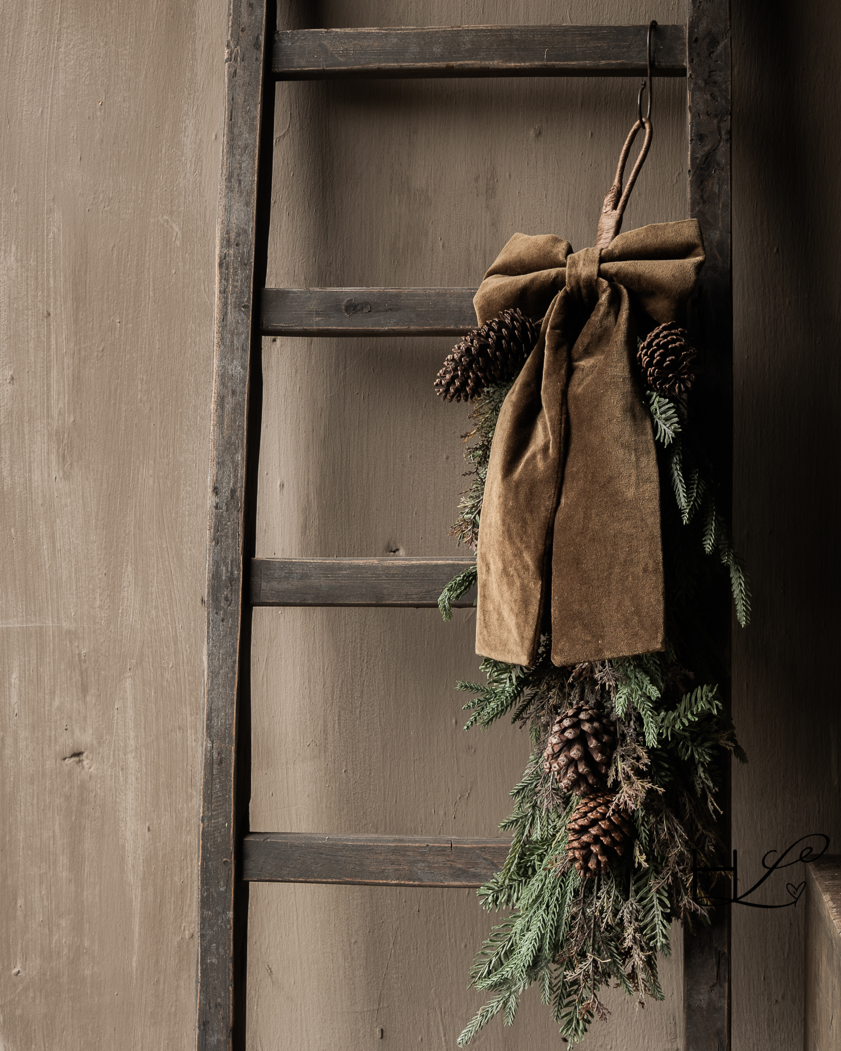 Brown velvet Christmas bow – 20 × 40 cm-3