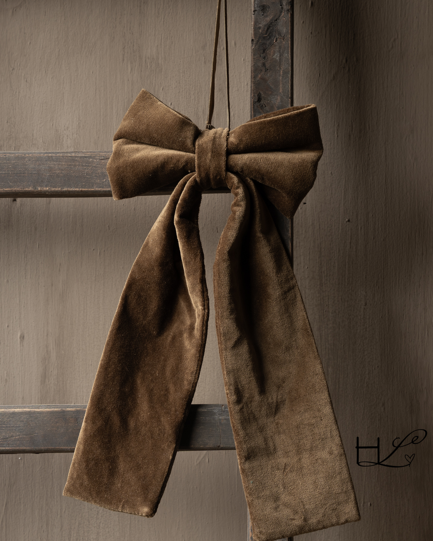 Brown velvet Christmas bow – 20 × 40 cm-2