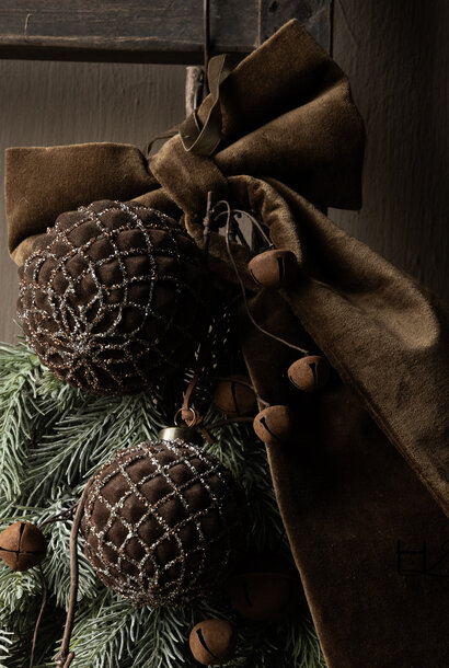 Weihnachtskugel aus braunem Samtglas mit silbernem Glitzer