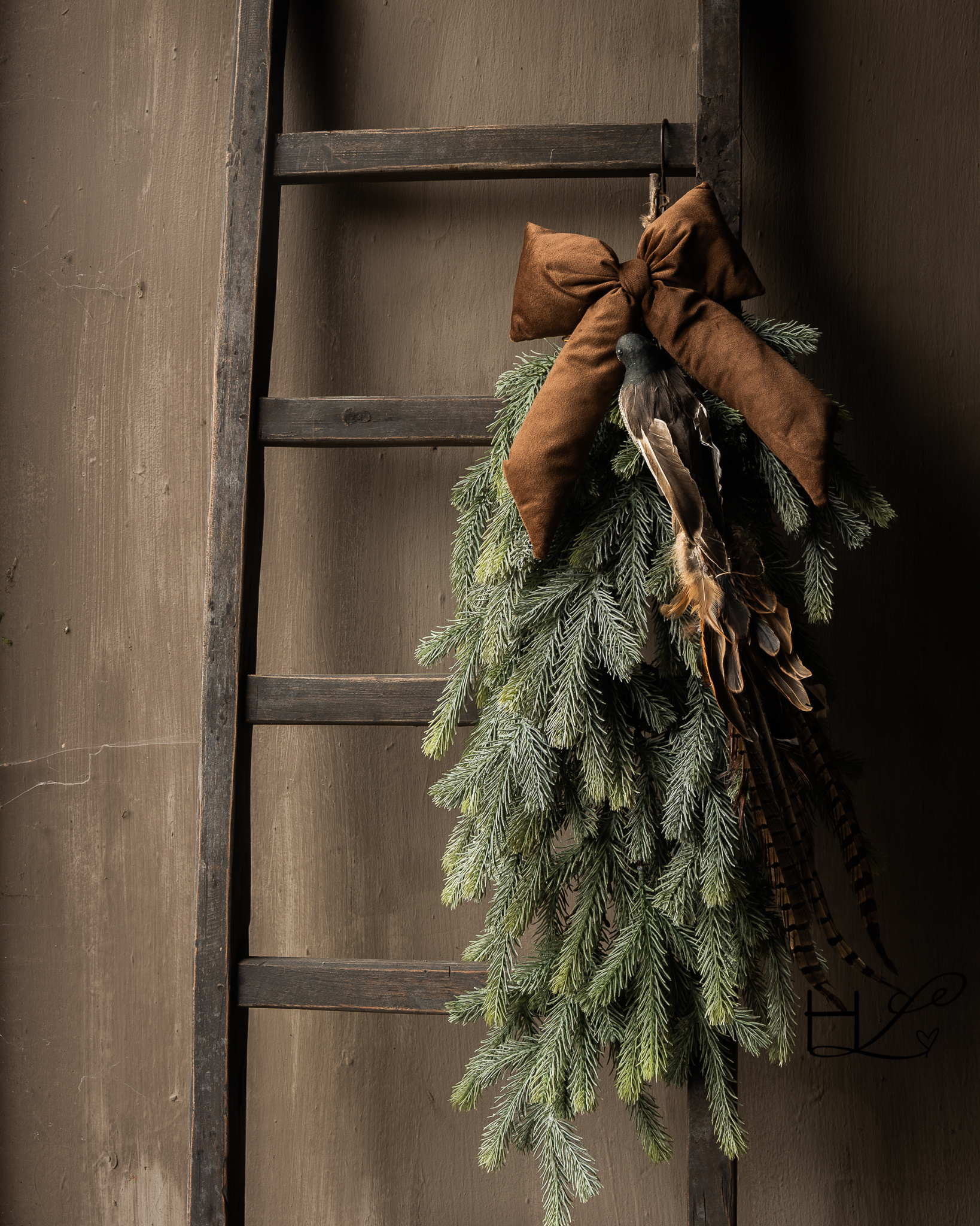 Decorative bird with feathers and brown tail 54 cm-2