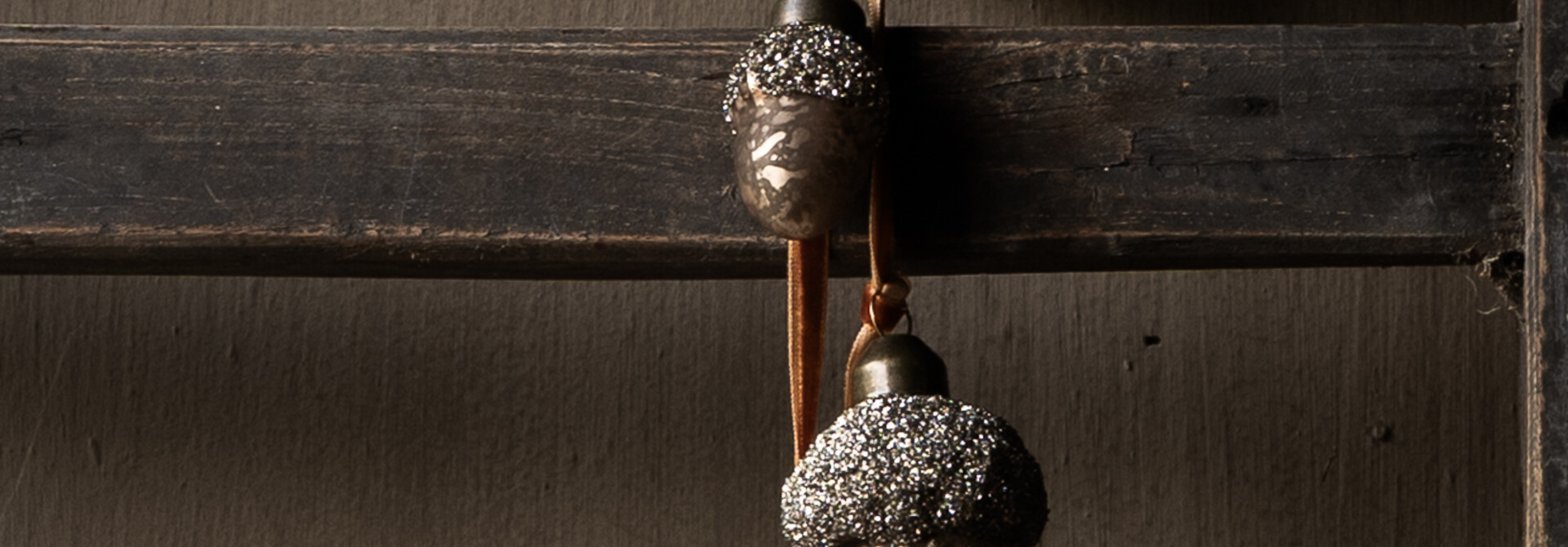 Glass acorns with glitter – set of 3