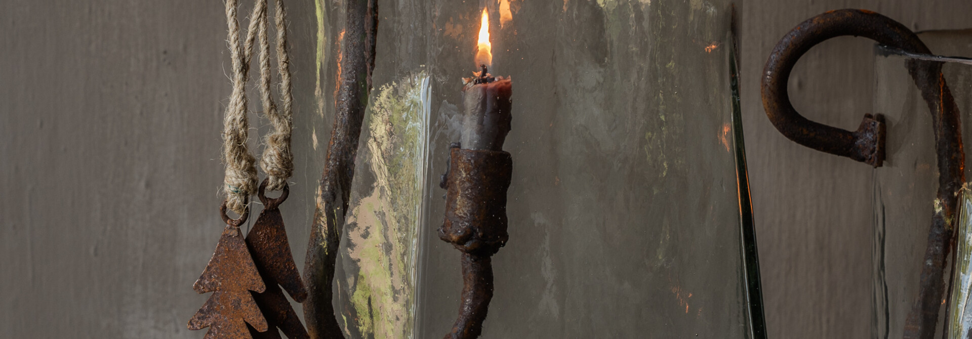Glass lantern with square base and round opening