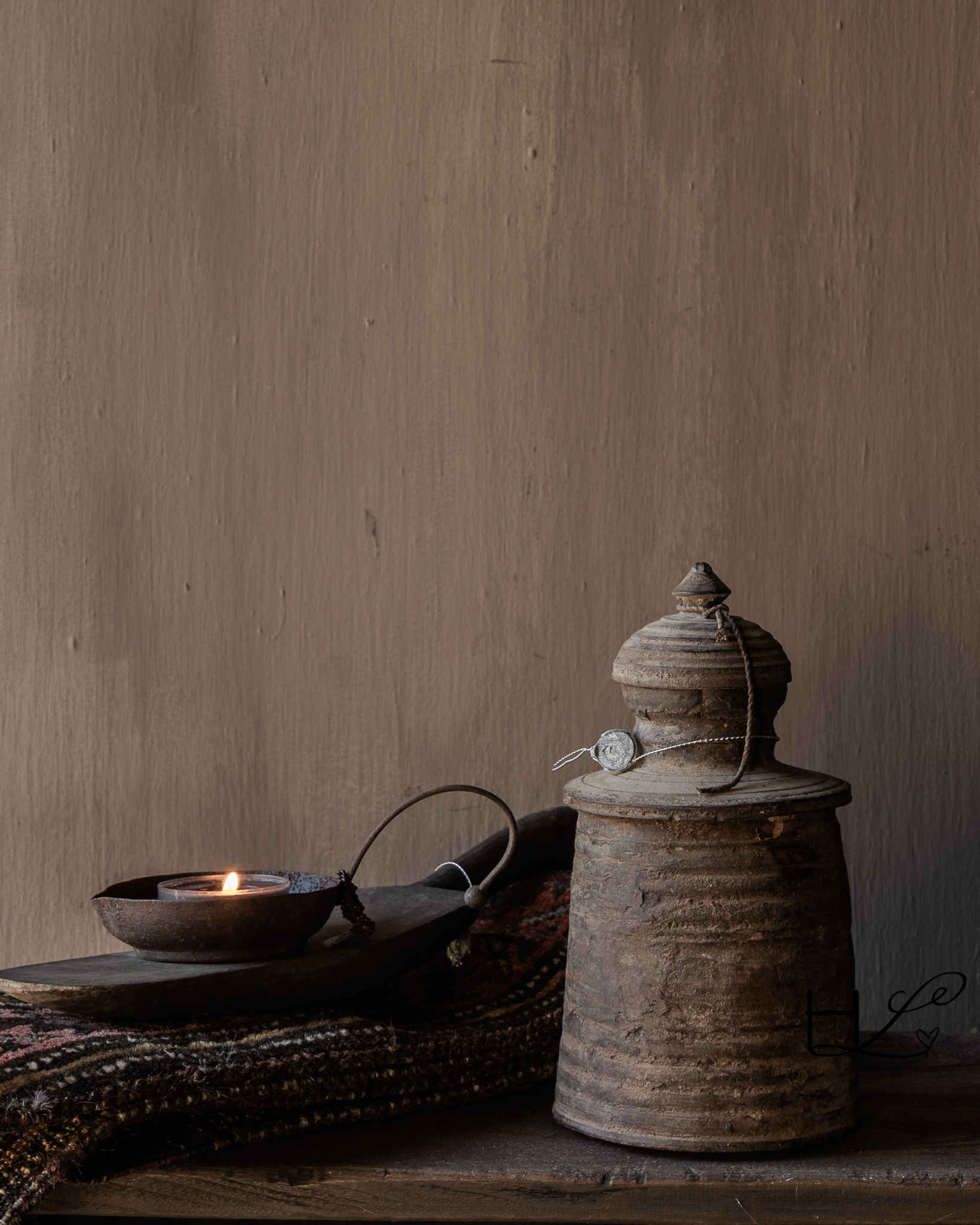 HOFFZ old wooden Nepalese pot with domed lid-1