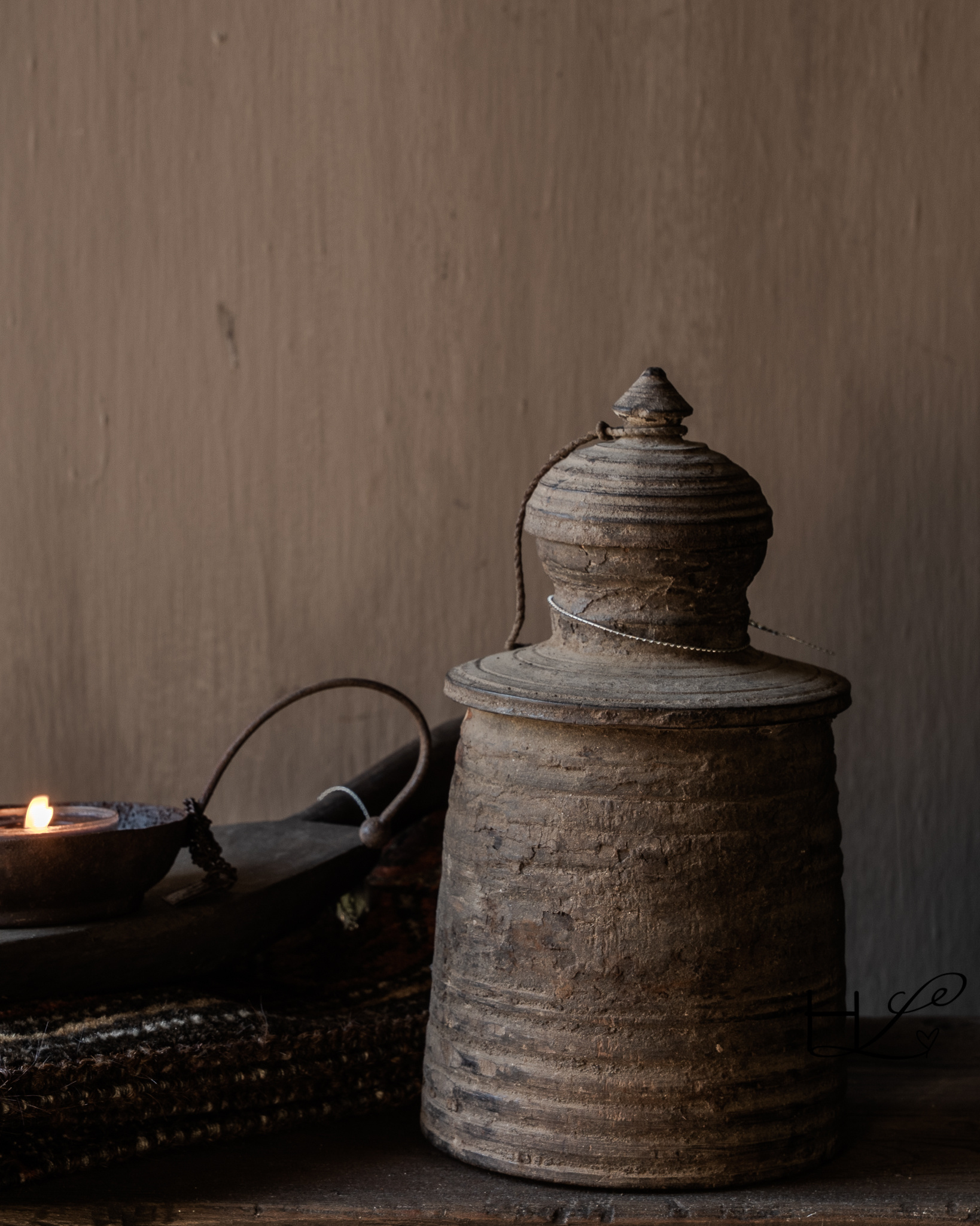 HOFFZ old wooden Nepalese pot with domed lid-2