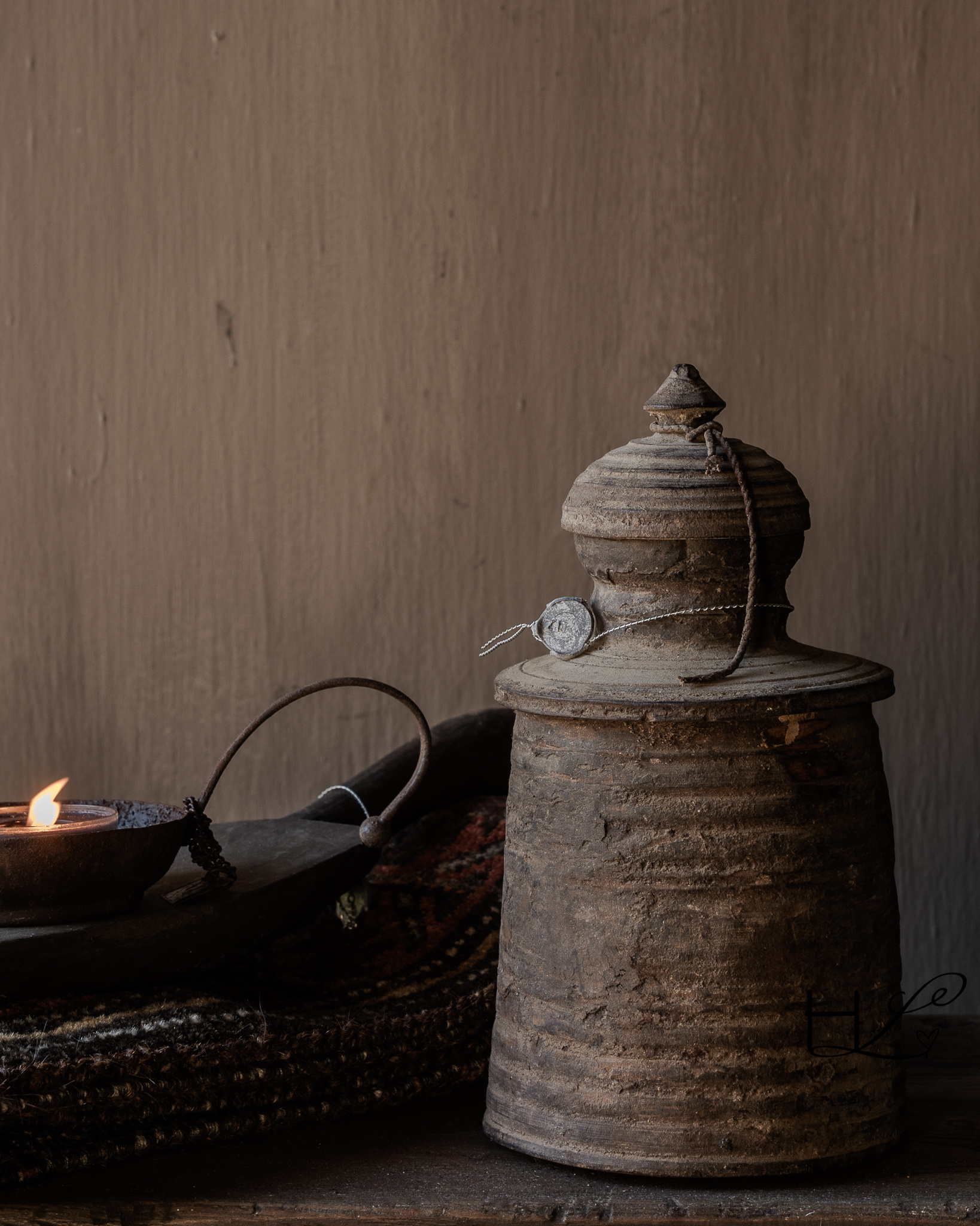 HOFFZ old wooden Nepalese pot with domed lid-3