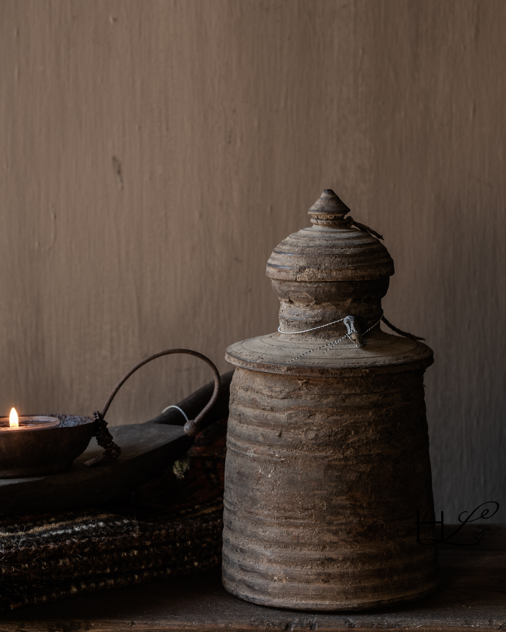 HOFFZ old wooden Nepalese pot with domed lid-4