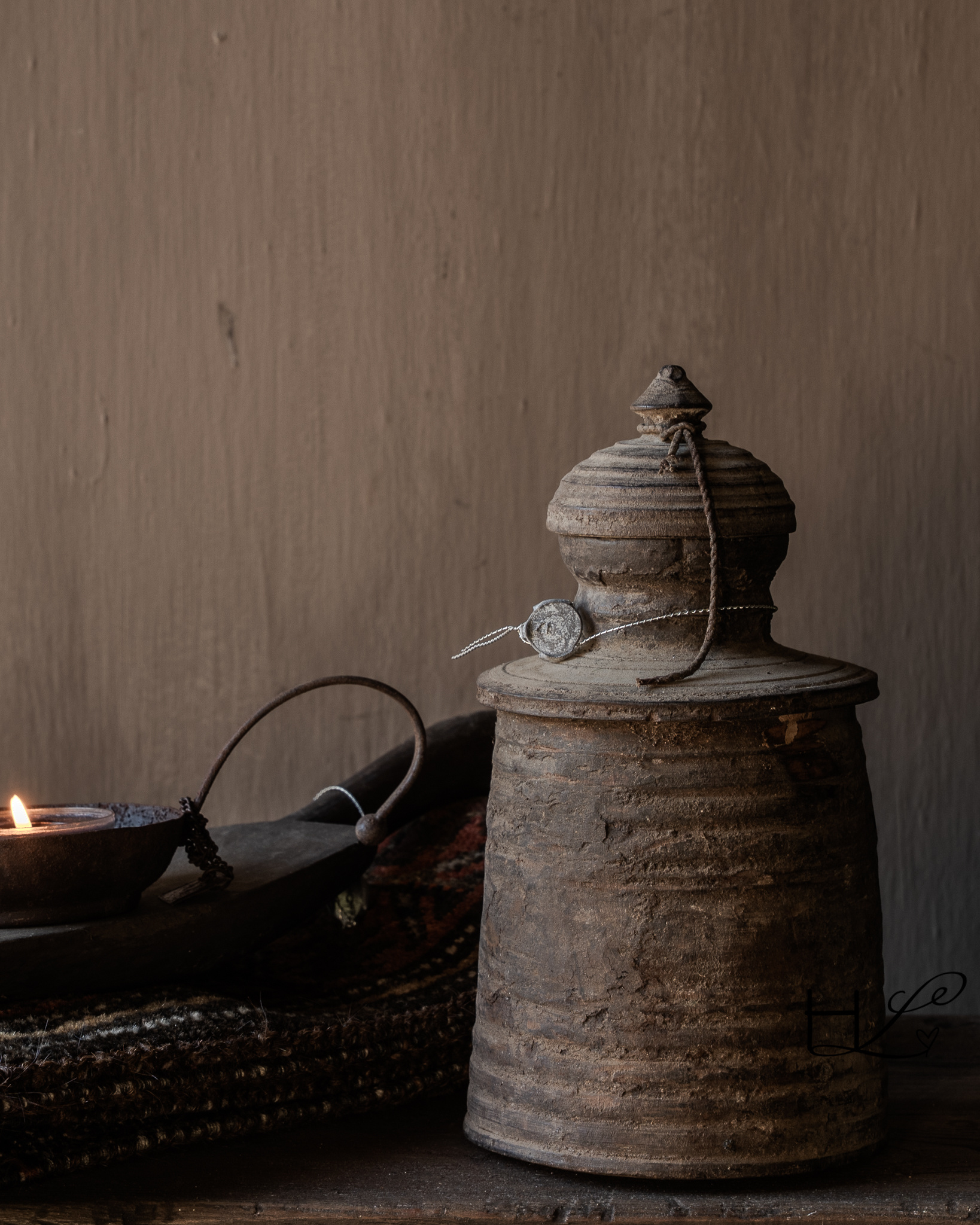 HOFFZ old wooden Nepalese pot with domed lid-5
