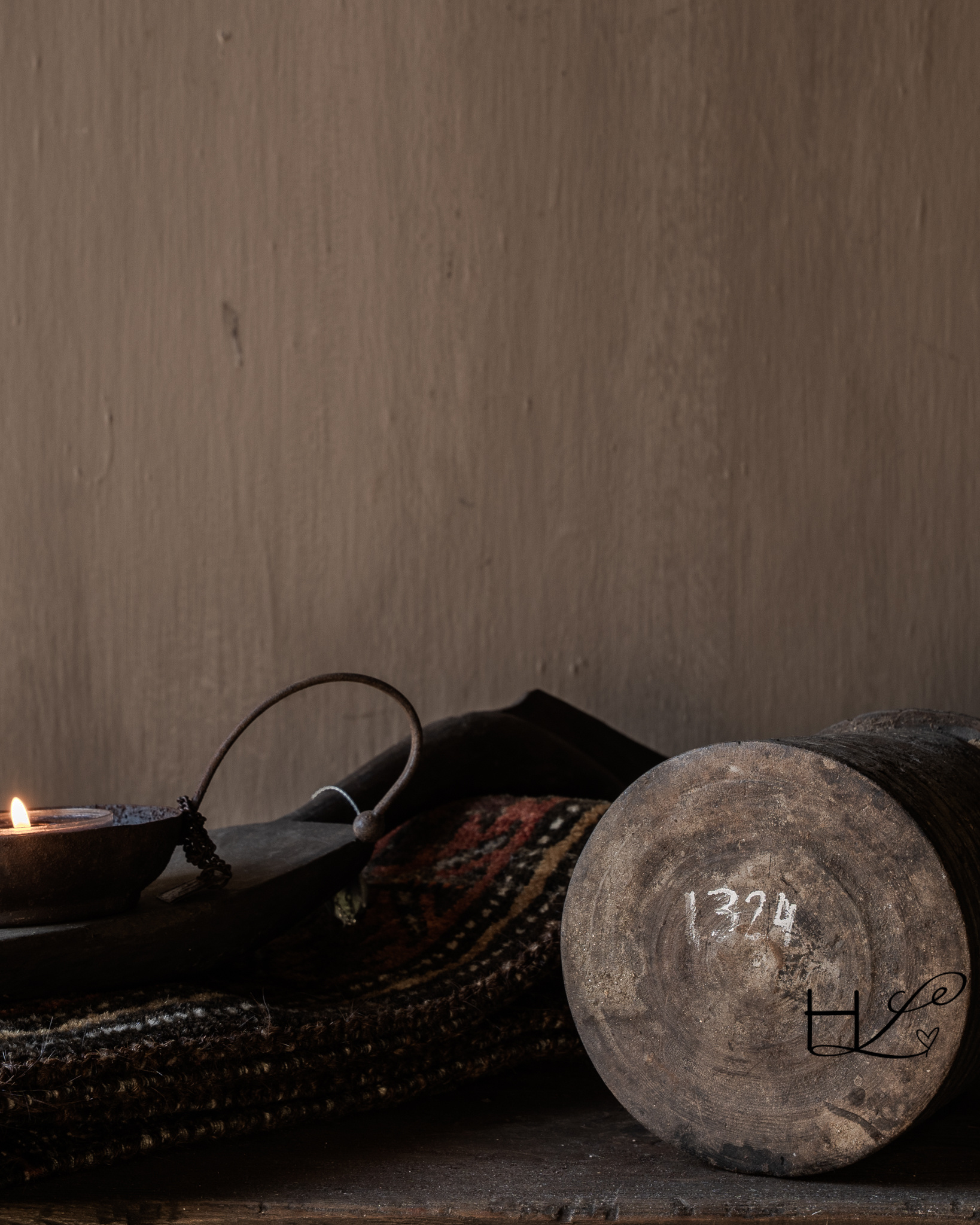 HOFFZ old wooden Nepalese pot with domed lid-7