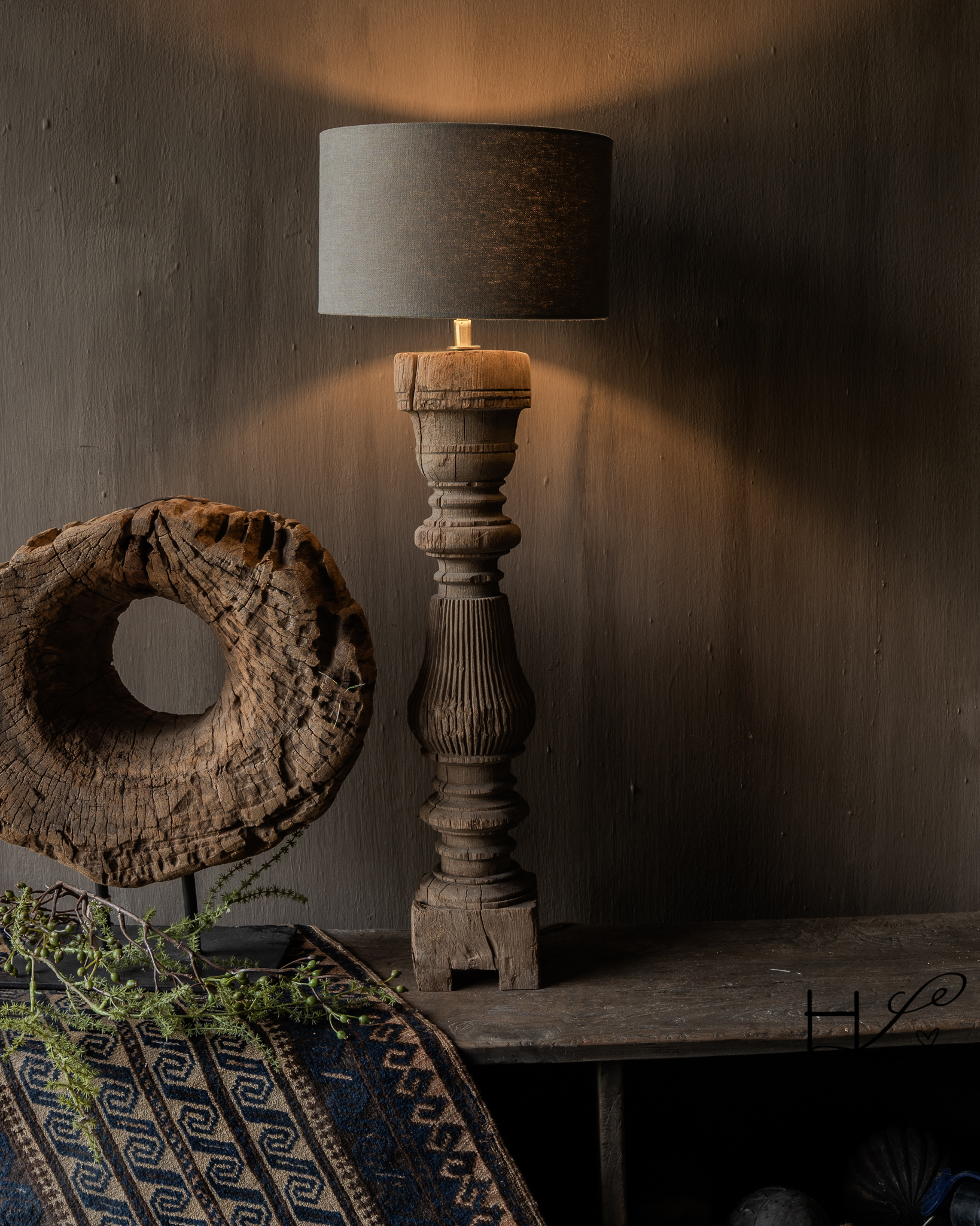 Table lamp made of old wooden baluster Aura Peeperkorn-3