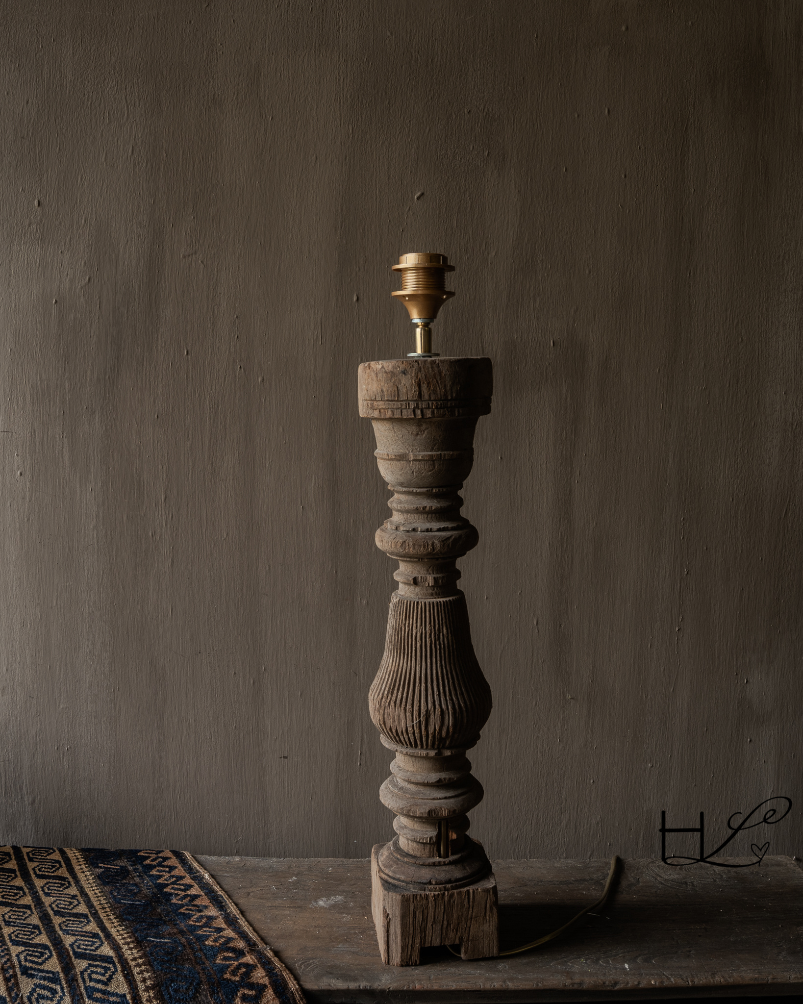 Table lamp made of old wooden baluster Aura Peeperkorn-4
