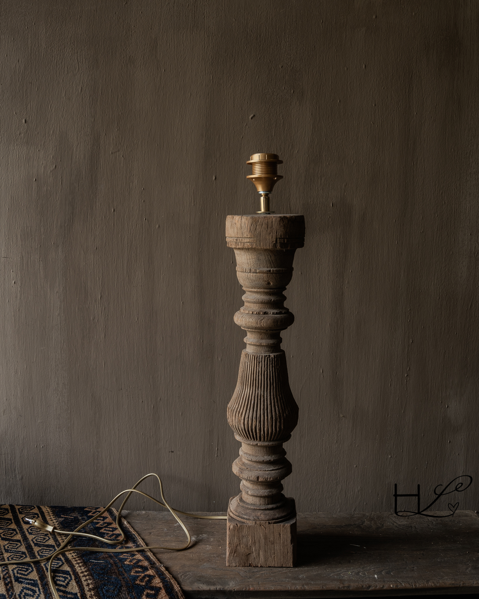 Table lamp made of old wooden baluster Aura Peeperkorn-5