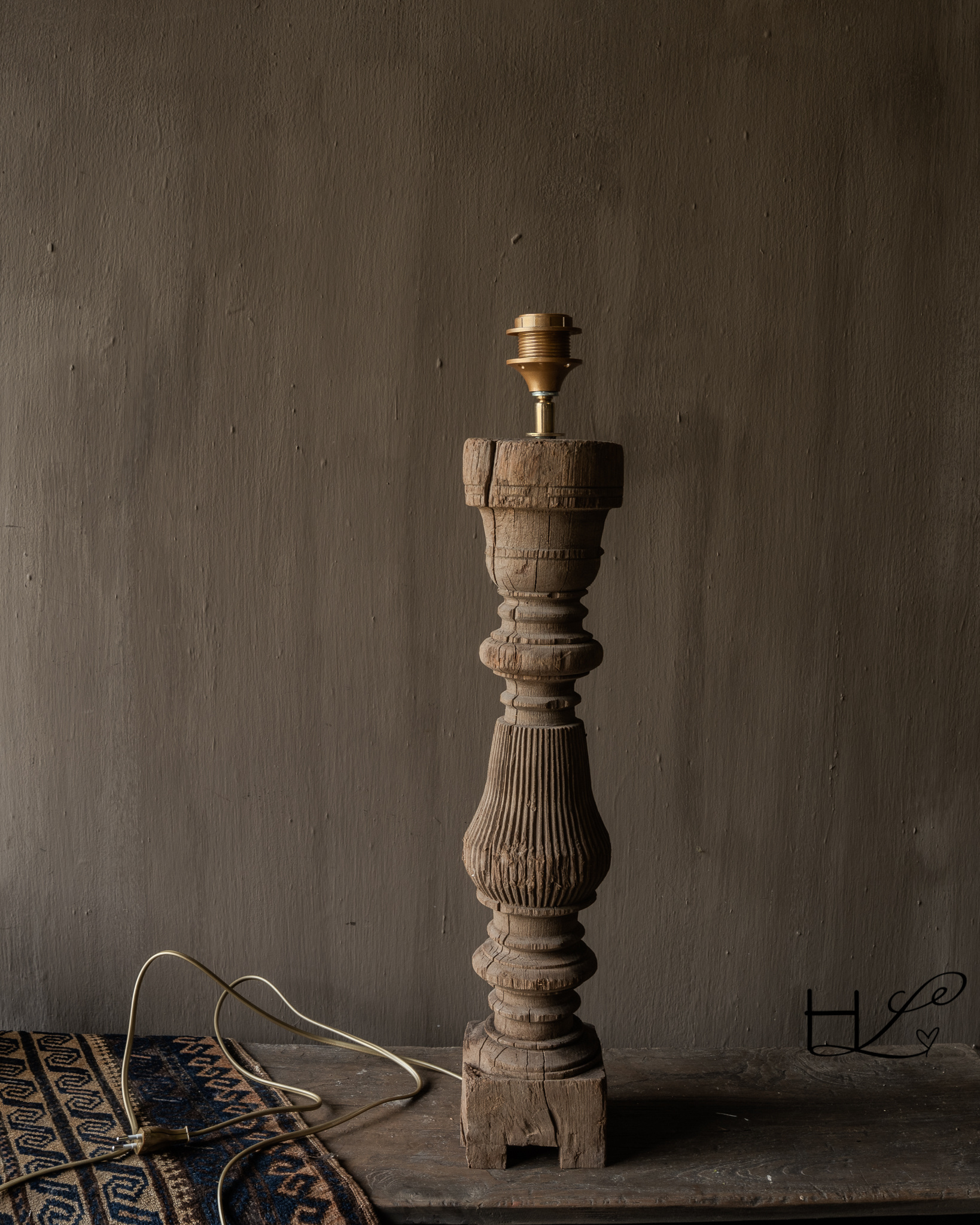 Table lamp made of old wooden baluster Aura Peeperkorn-6
