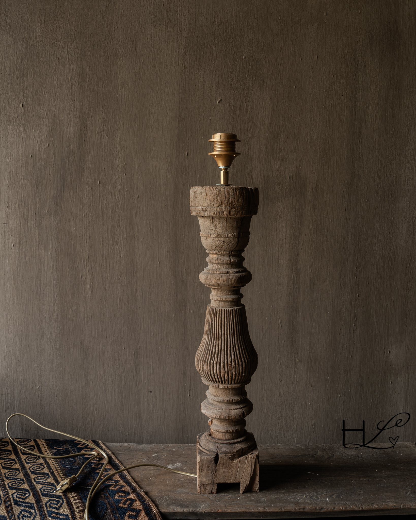 Table lamp made of old wooden baluster Aura Peeperkorn-7