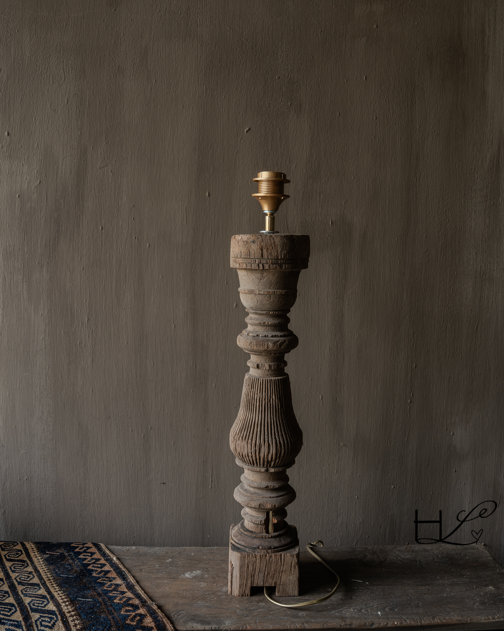 Table lamp made of old wooden baluster Aura Peeperkorn-8