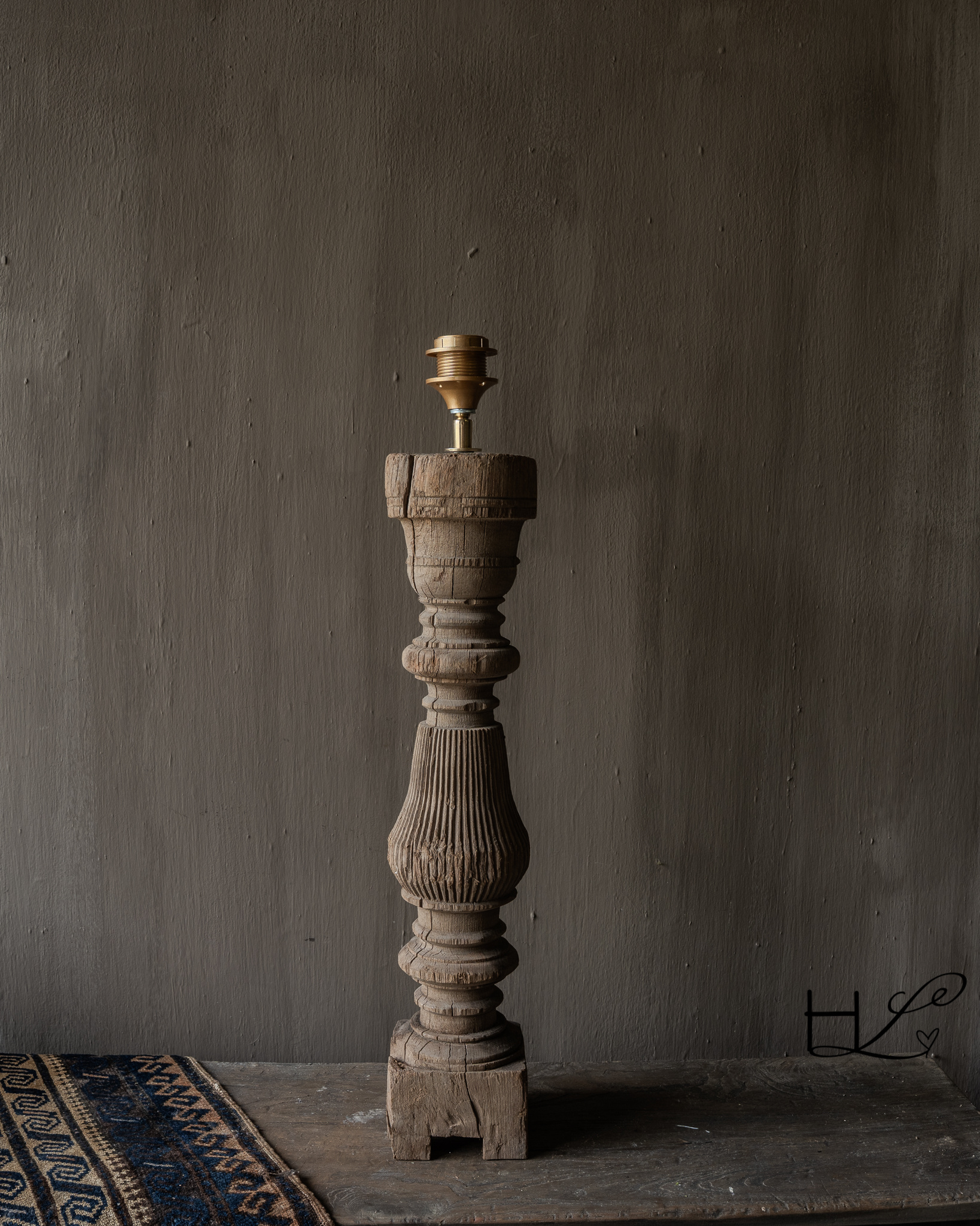 Table lamp made of old wooden baluster Aura Peeperkorn-9