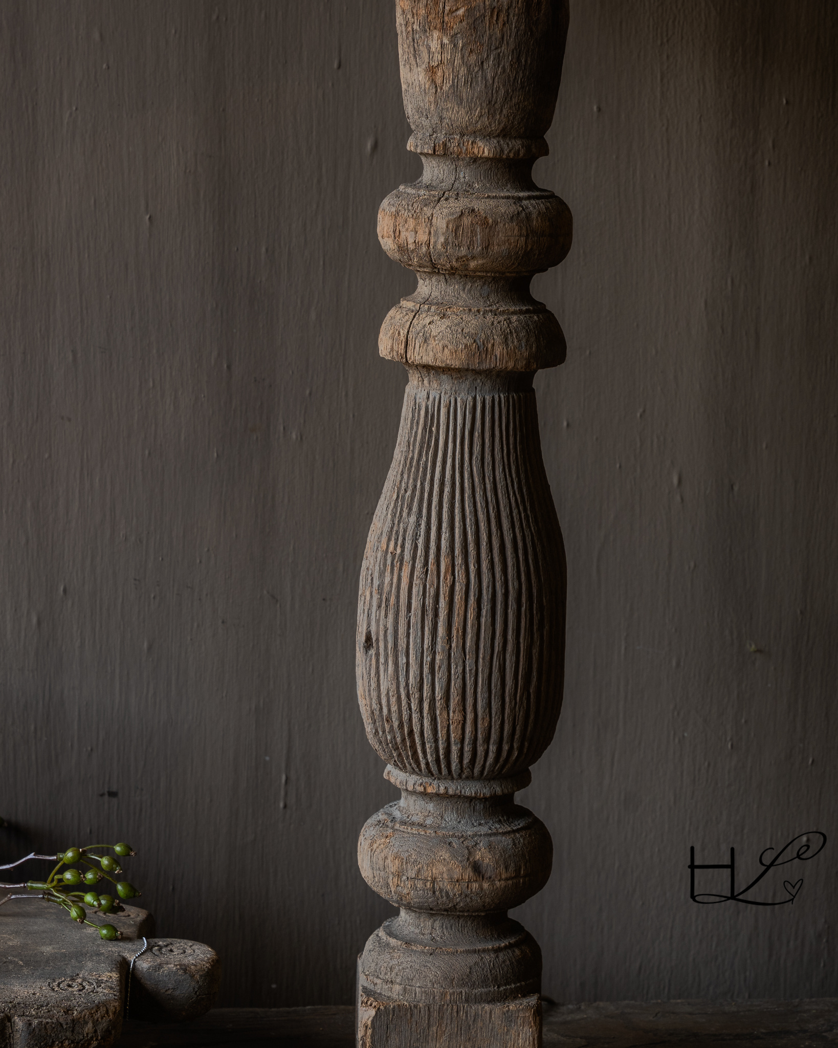 Table lamp made of old wooden baluster Aura Peeperkorn-2