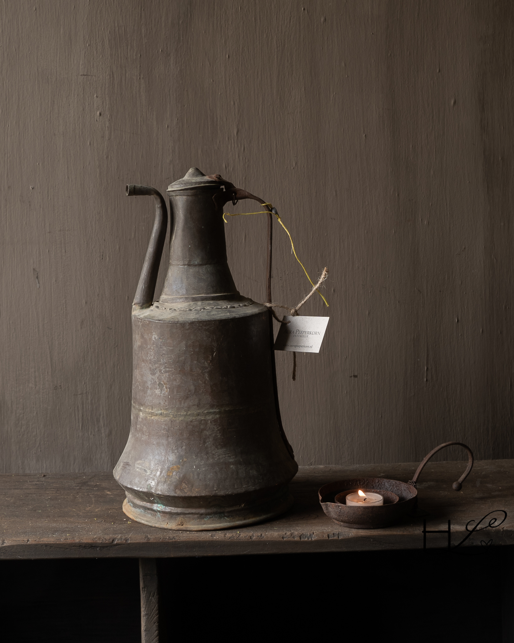 Old metal jug with lid – Aura Peeperkorn-2