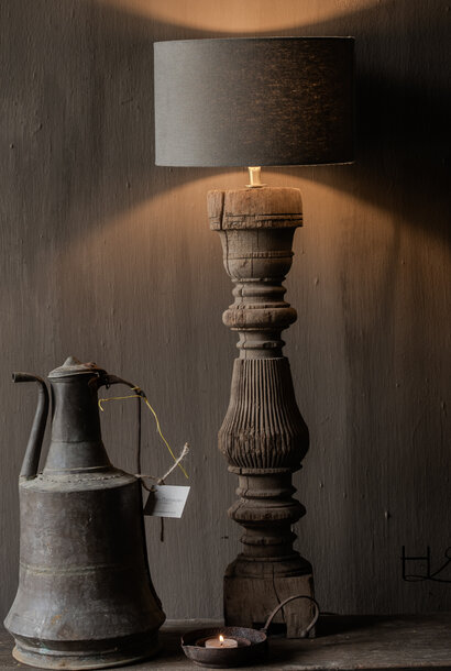 Alter Metallkrug mit Deckel – Aura Peeperkorn