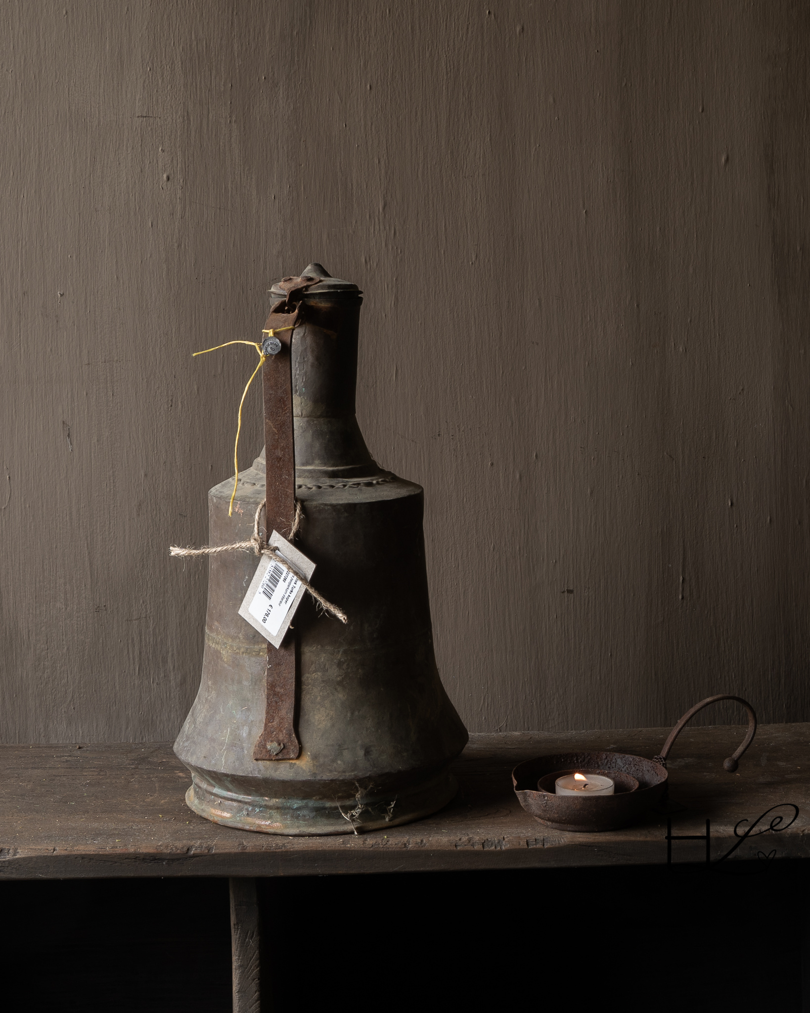 Old metal jug with lid – Aura Peeperkorn-5