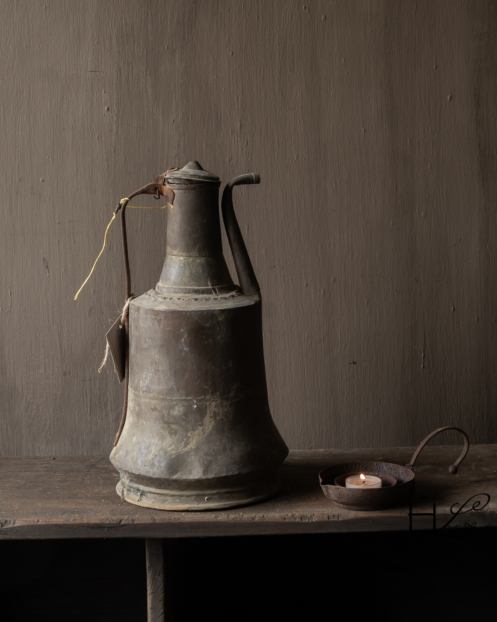 Old metal jug with lid – Aura Peeperkorn-6