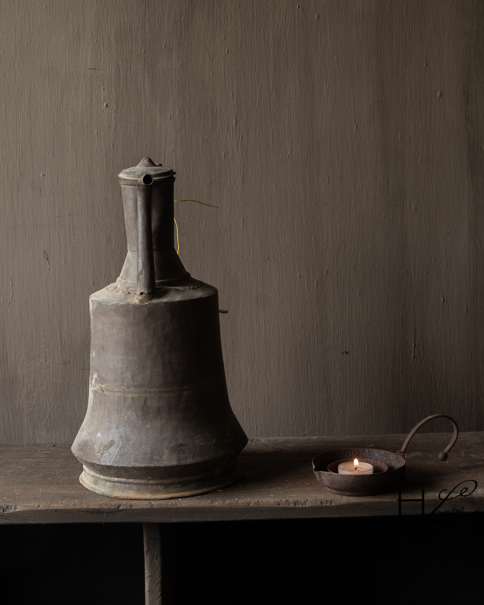 Old metal jug with lid – Aura Peeperkorn-7