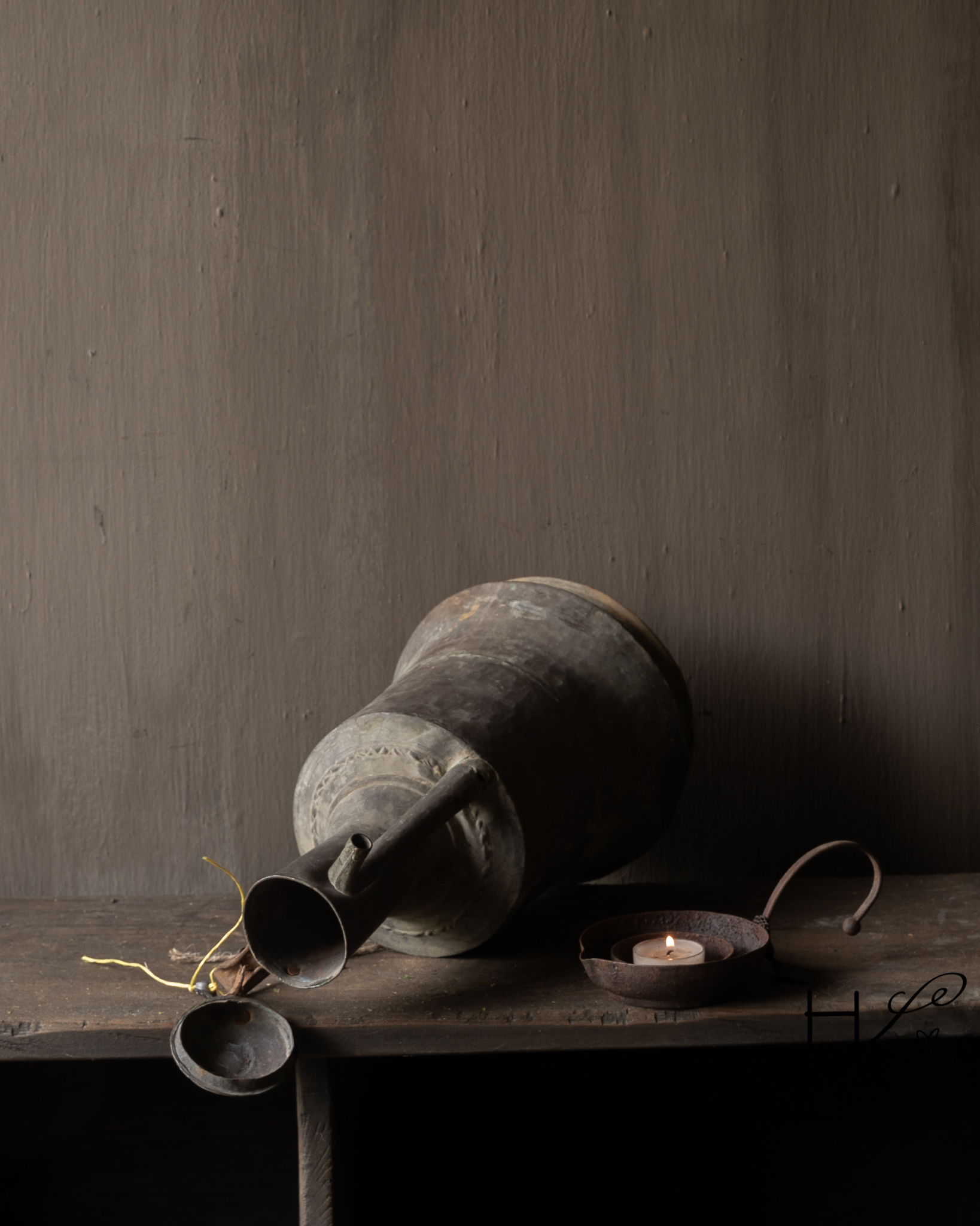 Old metal jug with lid – Aura Peeperkorn-8