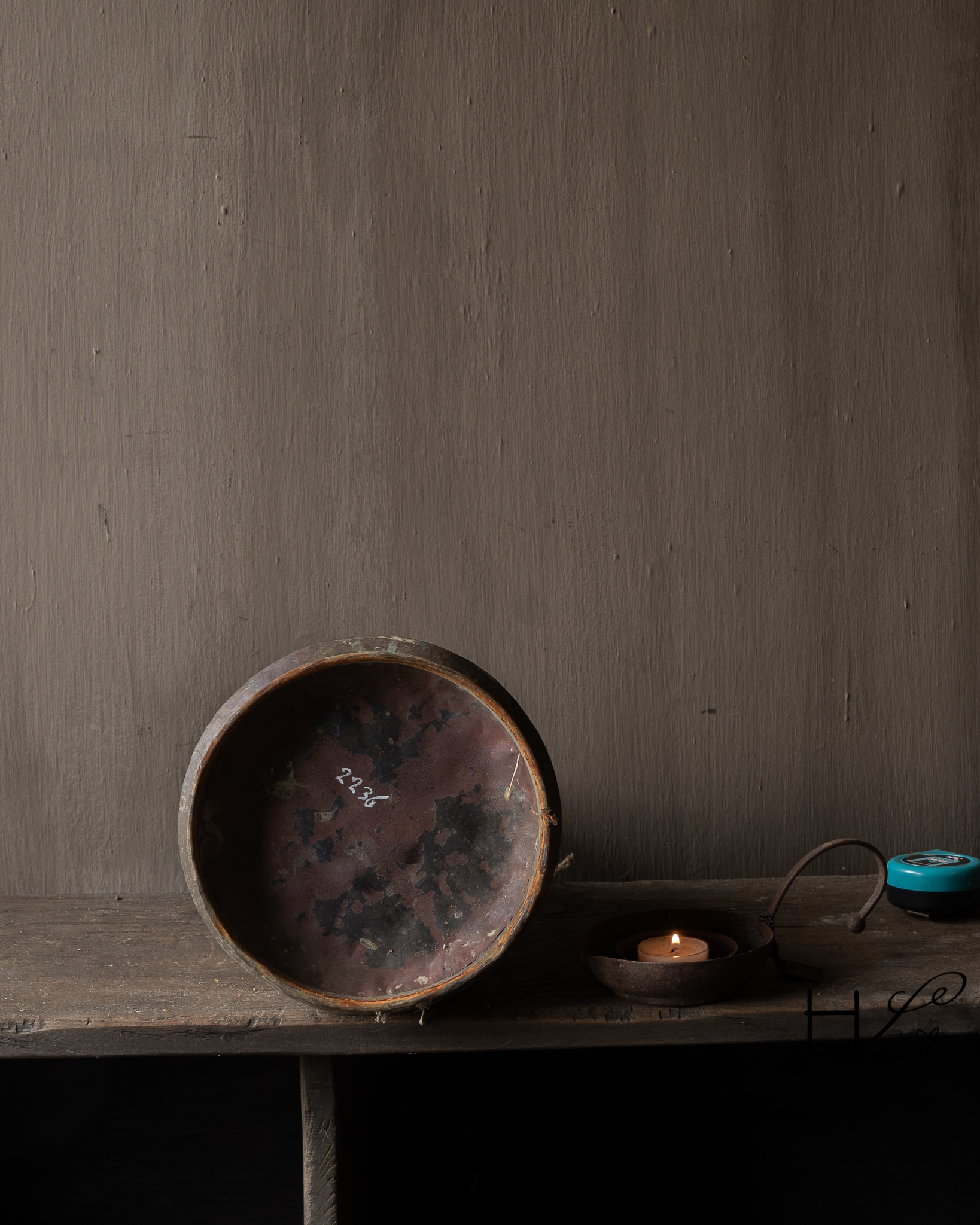 Old metal jug with lid – Aura Peeperkorn-9