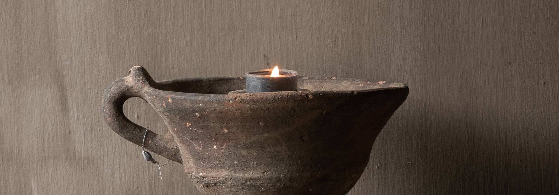 Alter indischer Tontopf mit Wasserreservoir – Hoffz