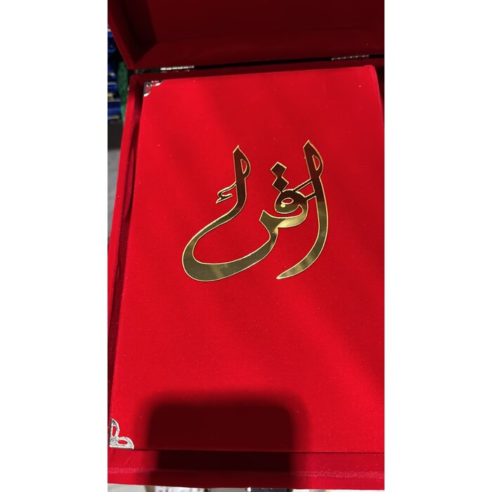Bayrakli Plaketli Kadife Bayrakli Kuràn-i Kerim Kirmizi