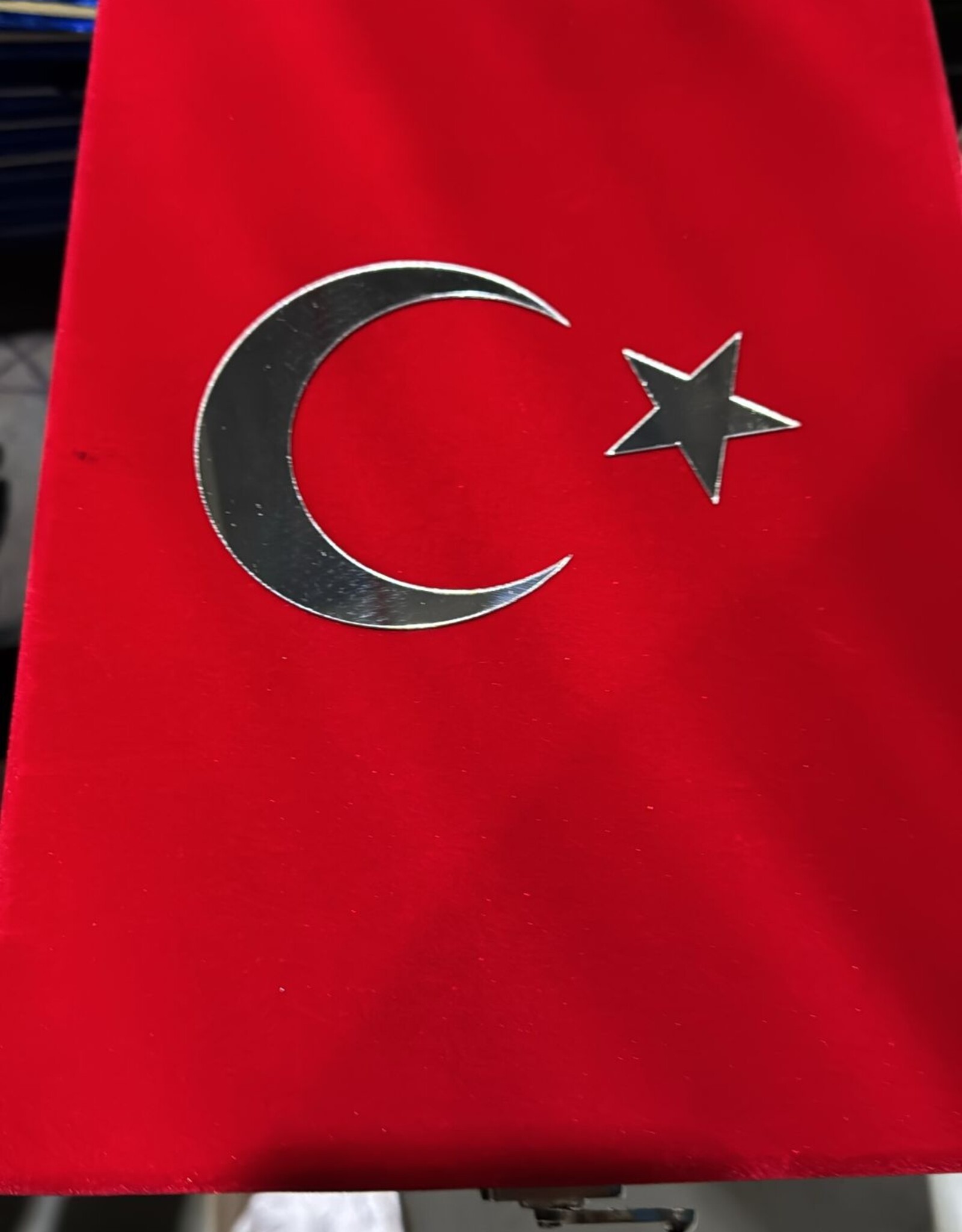 Plaketli Kadife Bayrakli Kuràn-i Kerim Kirmizi