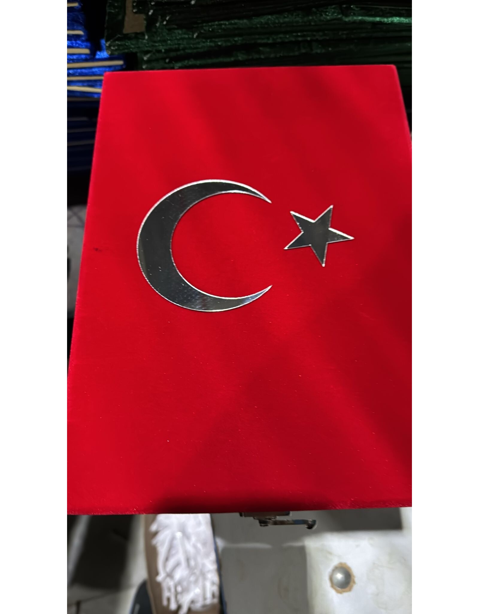 Plaketli Kadife Bayrakli Kuràn-i Kerim Kirmizi