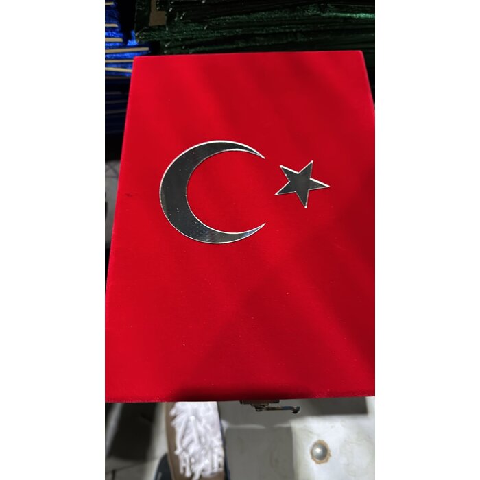 Bayrakli Plaketli Kadife Bayrakli Kuràn-i Kerim Kirmizi